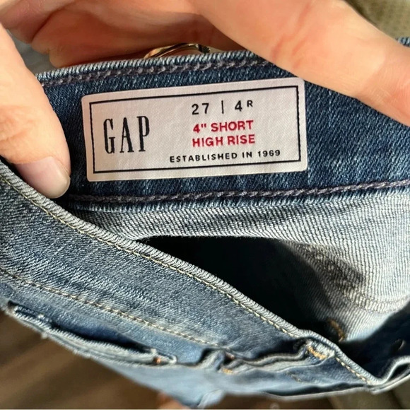 GAP 4 Inch High Rise Denim Cut Off Shorts in Medium Wash 4/27 - Picture 6 of 7